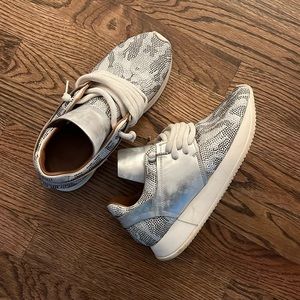 Esseutesse Leather Beaded Sneaker